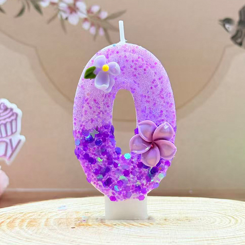 柔らかな深紫色のグラデーションが施された、紫色の花柄の装飾が - Holiday Candle Set のレビューと価格